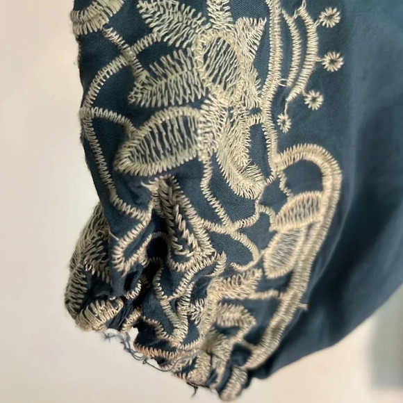 Andree by Unit tunic women size 2x green with embroidery in a cream color - Picture 4 of 10